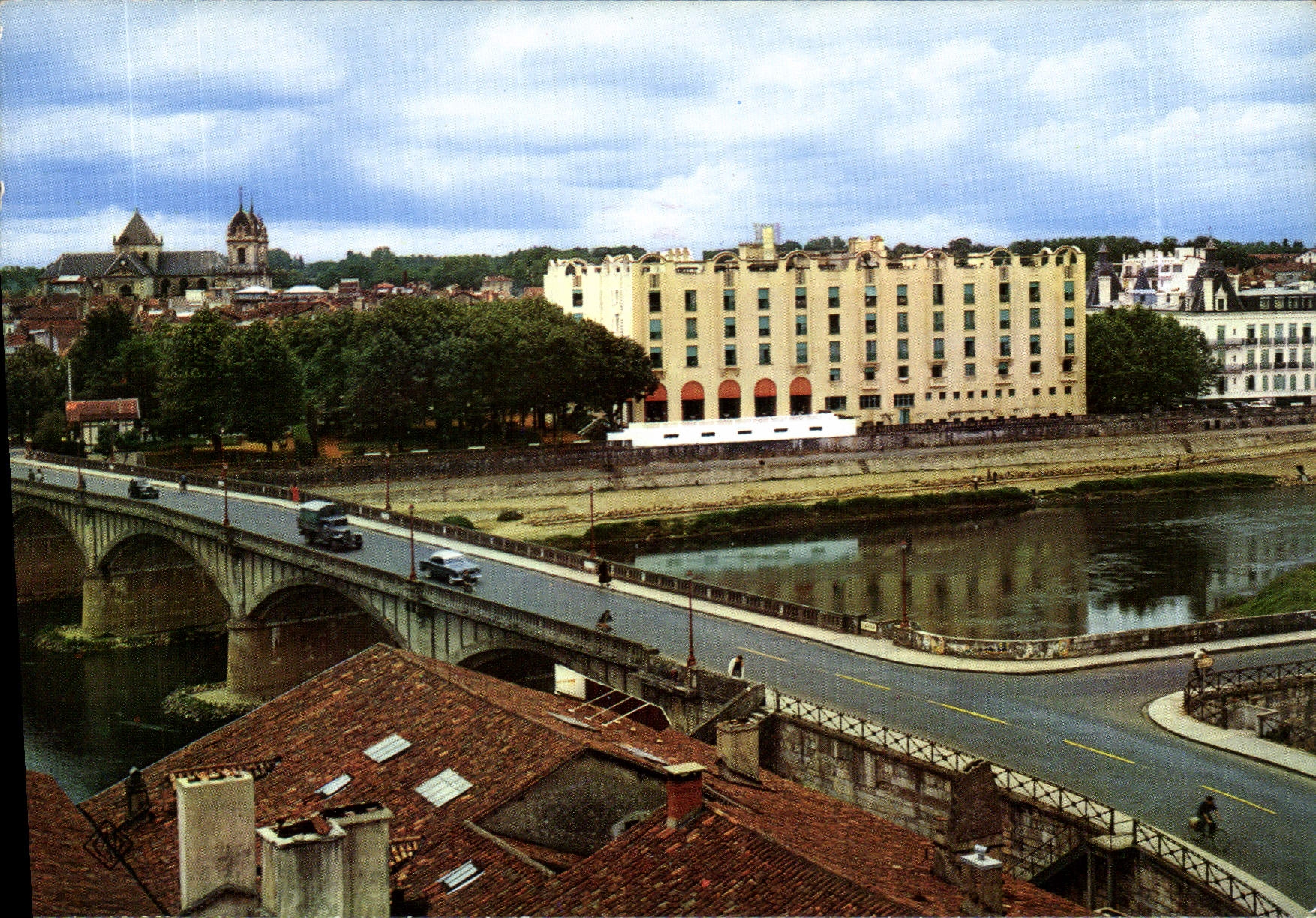 CPM Dax Landes vue generale et le Pont sur l'Adour 