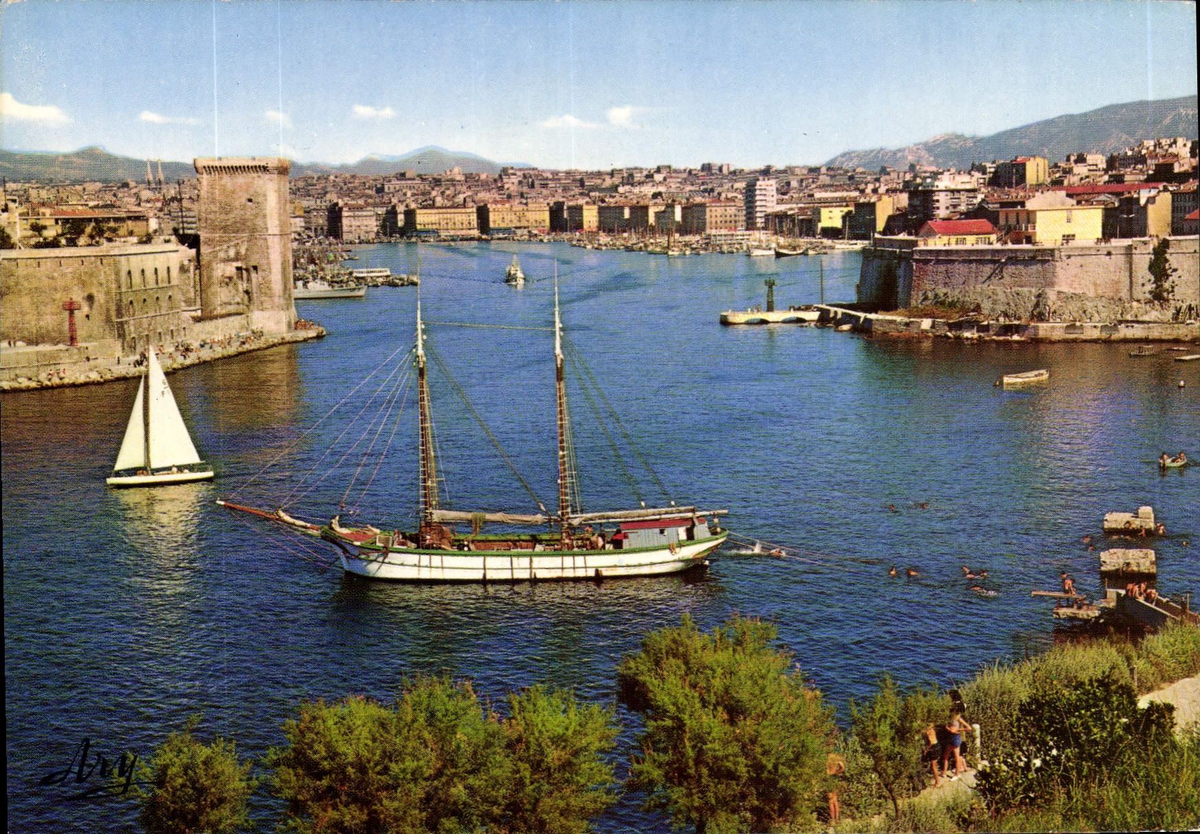 Vue prise des Jardins du Pharo — Entrée du Port — Édition Tardy