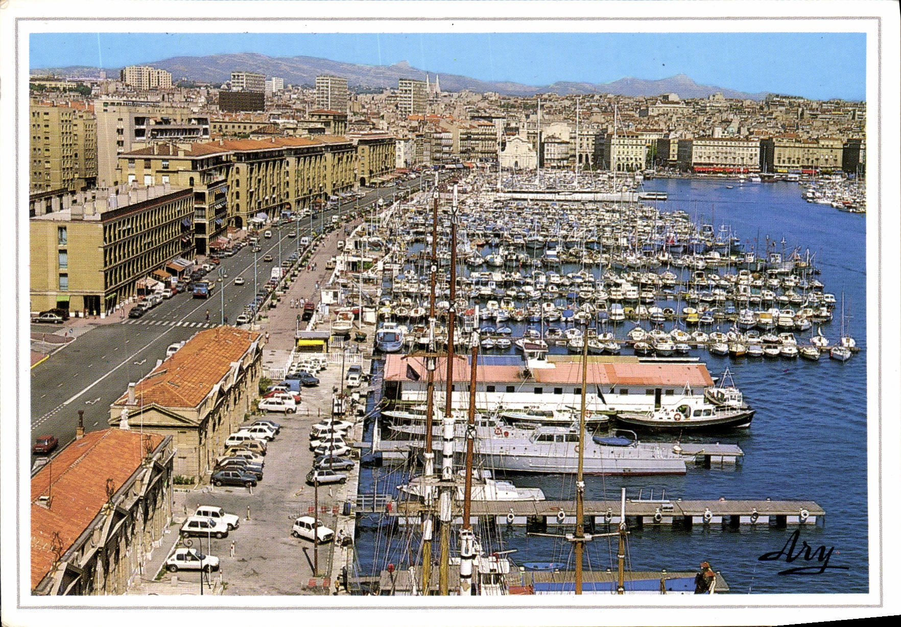 CPM Marseille le Quai du port et ses bateaux de Plaisance 