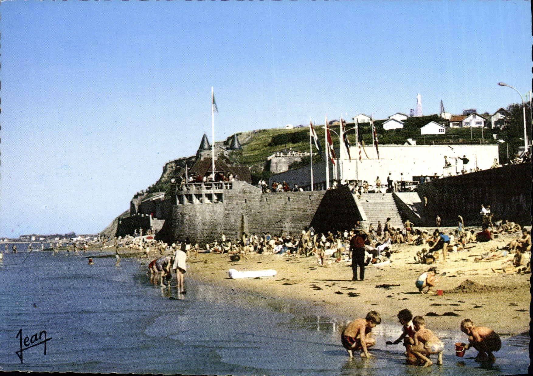 CPM La Normandie Arromanches Calvados la plage et le Musee du Debarquement Oeuvre de F Carpentier 