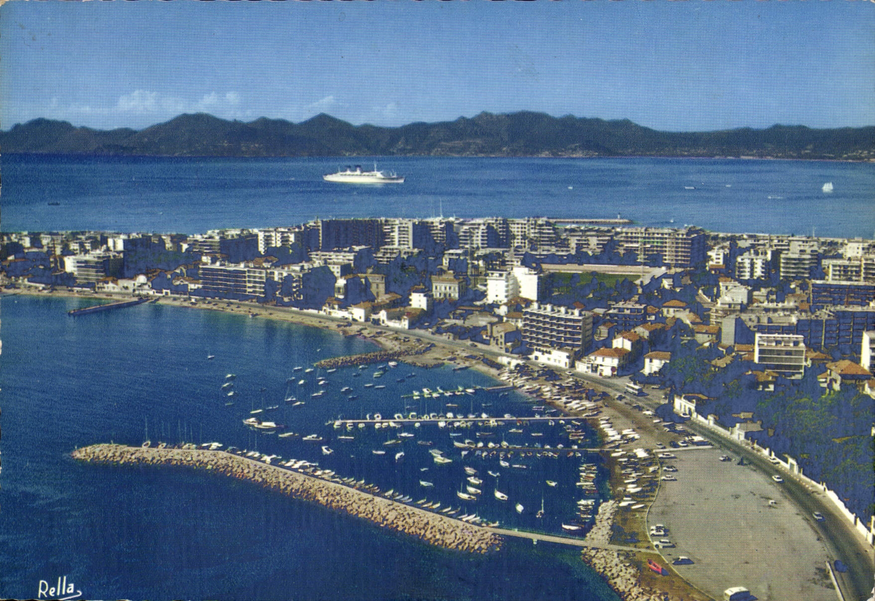 CPM La Cote d'Azur Cannes A M vue aerienne sur le Port et la plage du Mouret Rouge et le Boulevard E