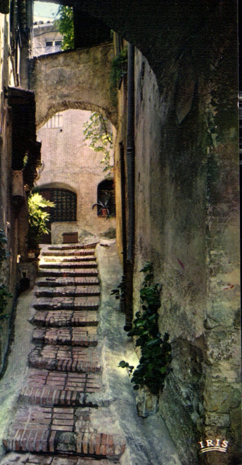 Rue pittoresque dans un vieux village provençal — Monaco — Éditions IRIS