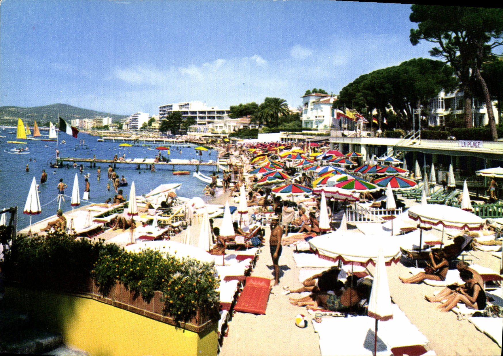 La Plage à Juan-les-Pins — plage animée avec parasols colorés — Italgaphoto Genova, série 7-161