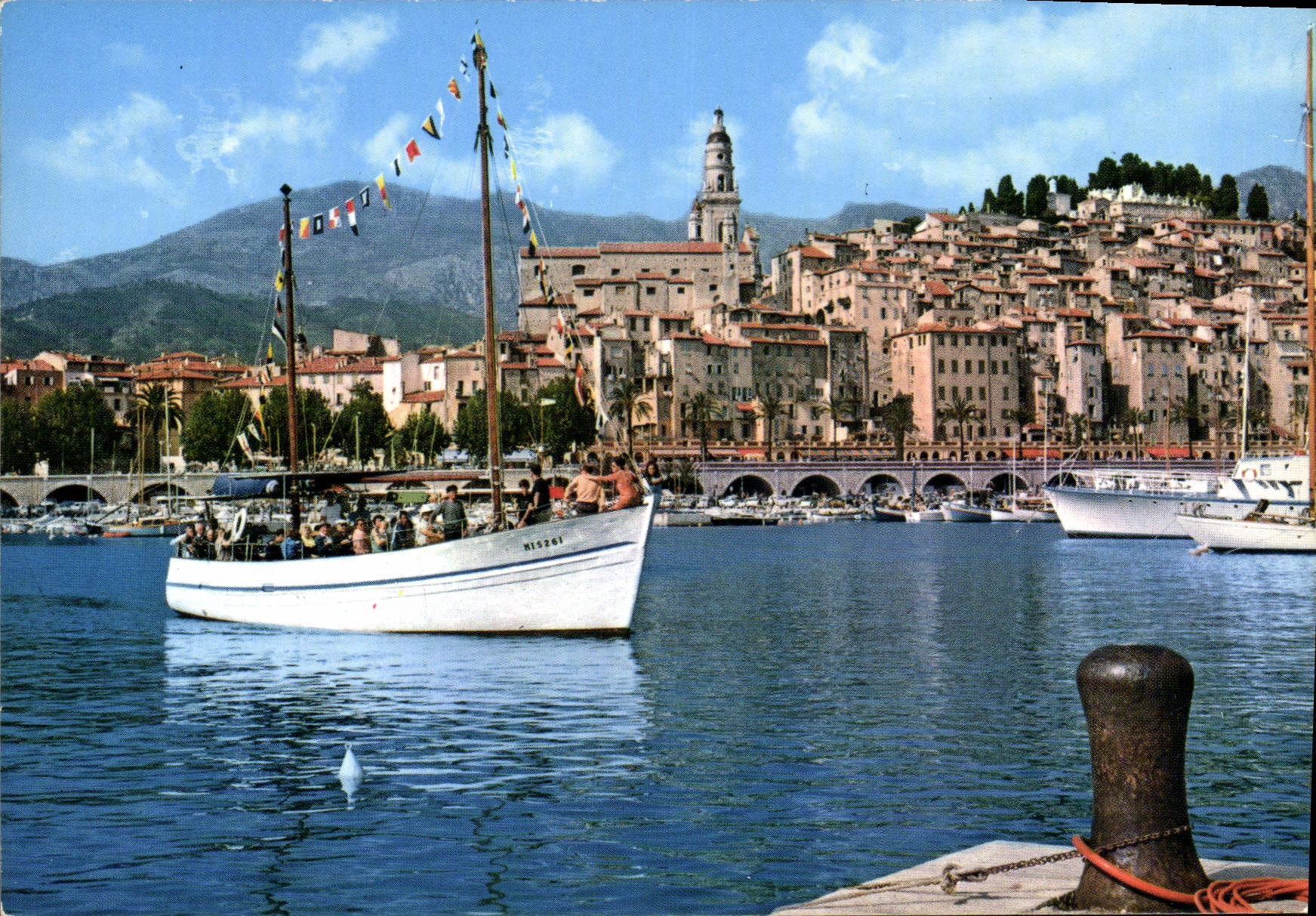 CPM Menton la vieille ville le Sylco sortant du Port 