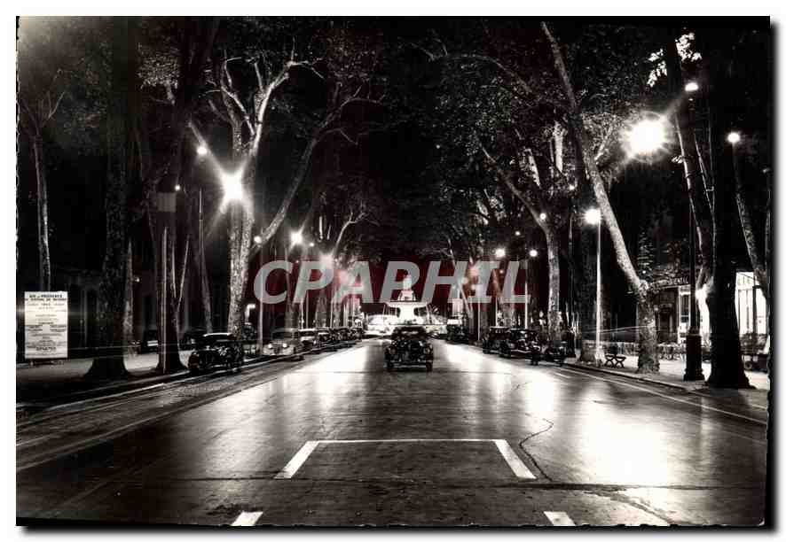 Aix-en-Provence — Le Cours Mirabeau la Nuit — La Grande Fontaine illuminée — Société Éditions de France