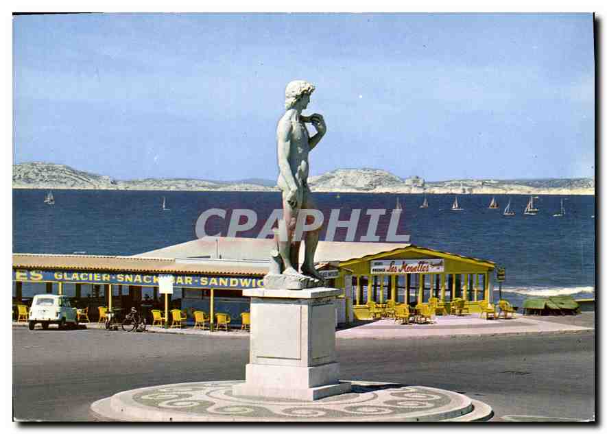 CPM Le Carrefour du Monde Marseille le Rond Point de la Plage au Loin le Chateau d'if et les Iles du