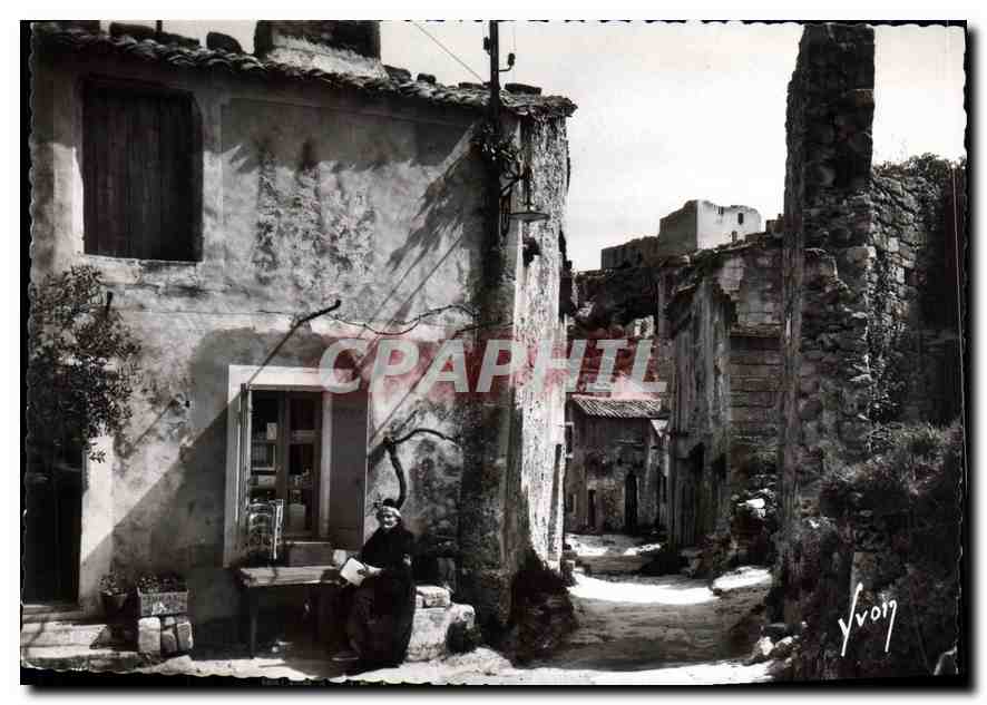 CPM Les Baux B du R Rue du Trincat au fond ruines du chateau feodal 