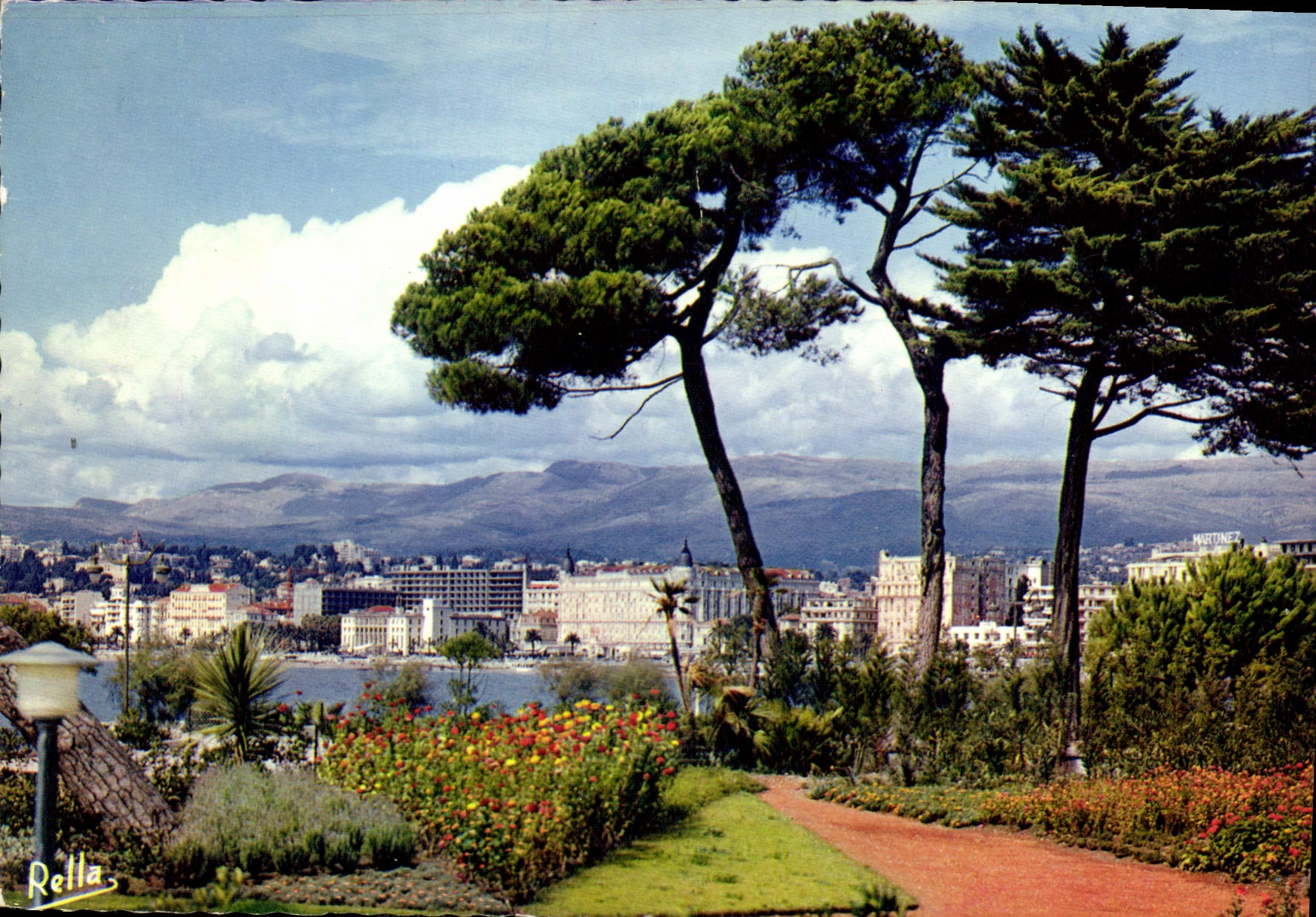 CPM La Cote d'Azur Cannes A M les grands palaces de la Croisette vus du Marly 
