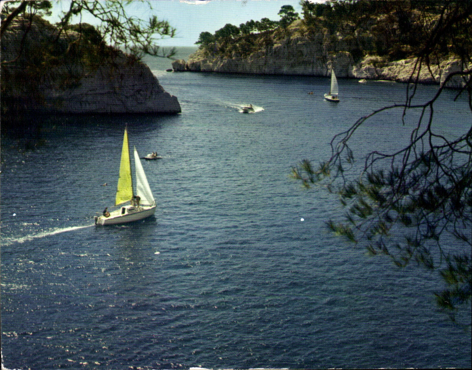 Calanques de Port-Miou — vue de la baie avec voiliers — éditeur MEXICHROME