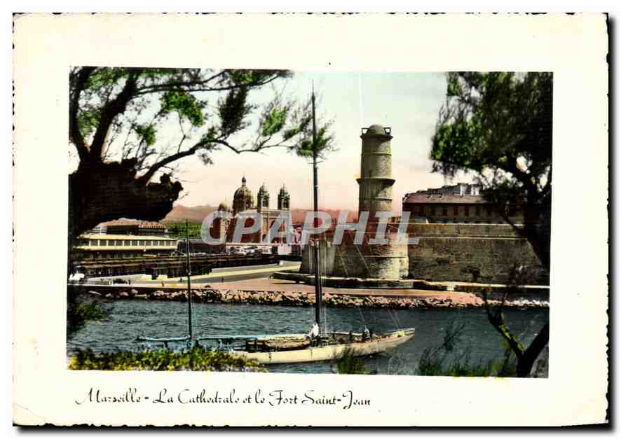 CPM Marseille La Cathedrale et le Fort Saint Jean Bateau