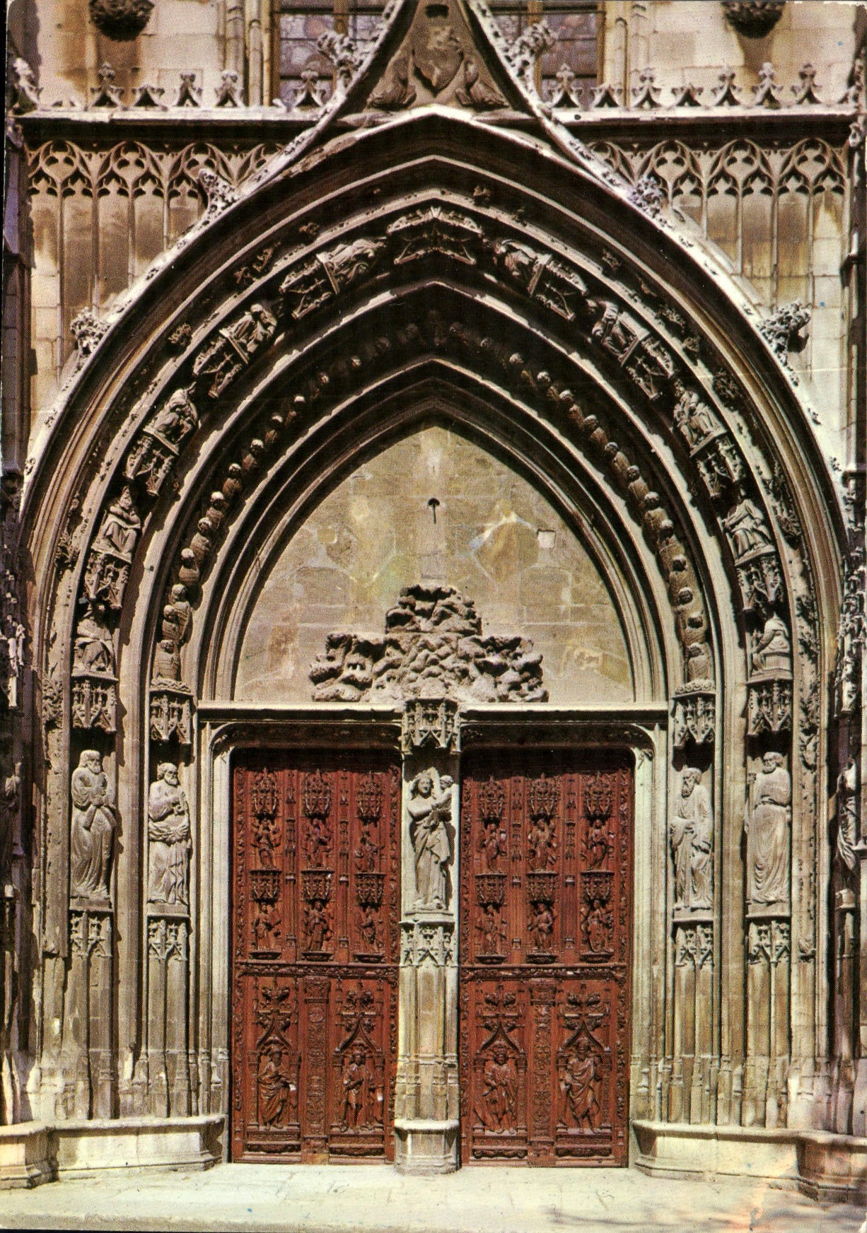Cathédrale Saint-Sauveur — Portail en bois sculpté — Société Éditions de France