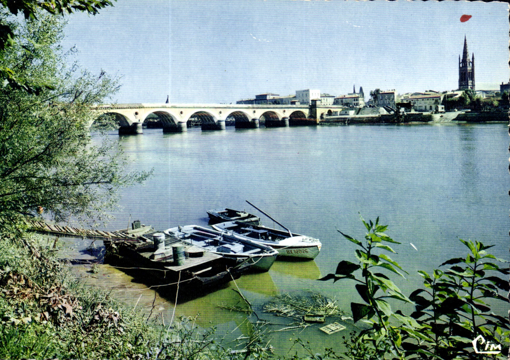 CPM La Gironde Touristique Libourne Le Pont sur la Dordogne 