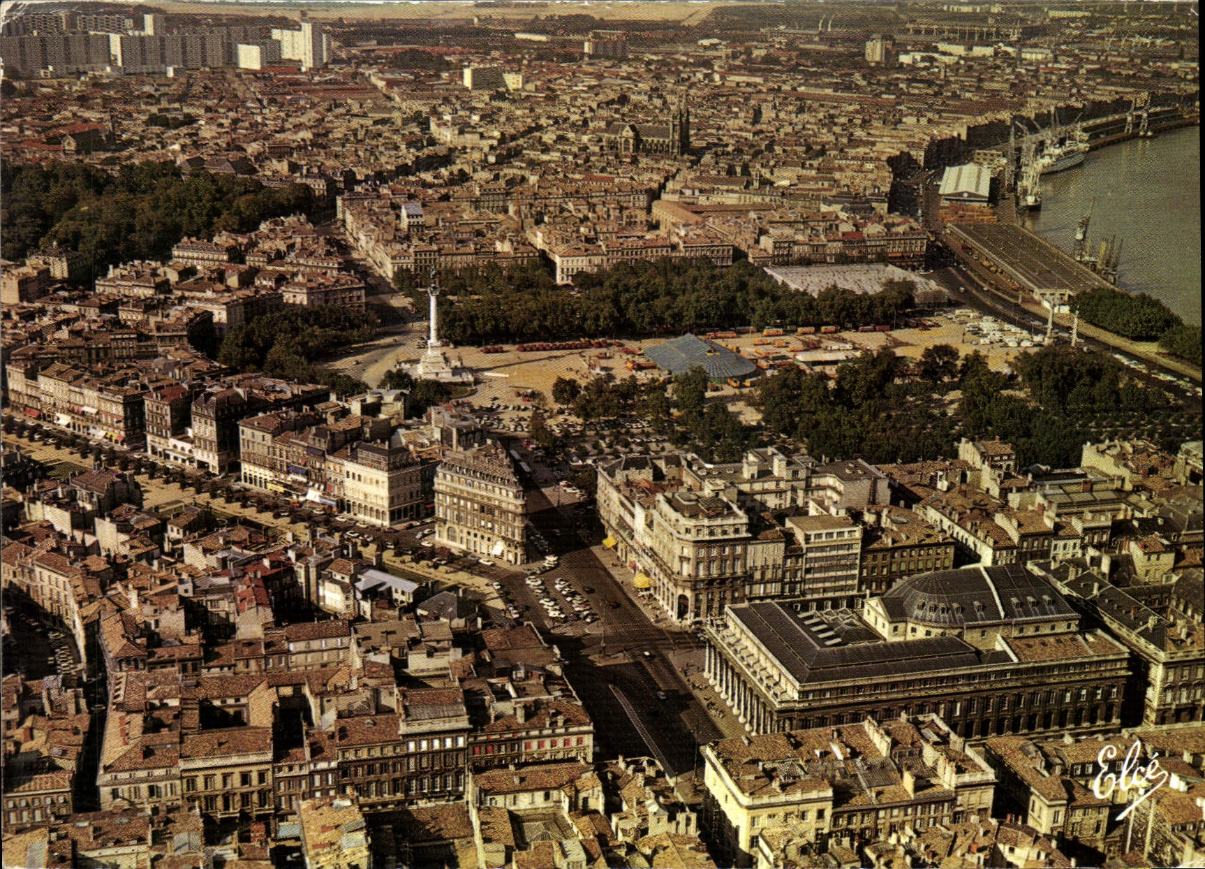 CPM Bordeaux Gironde vue generale au premier plan le grand Theatre les Allees de Tourny la Place des