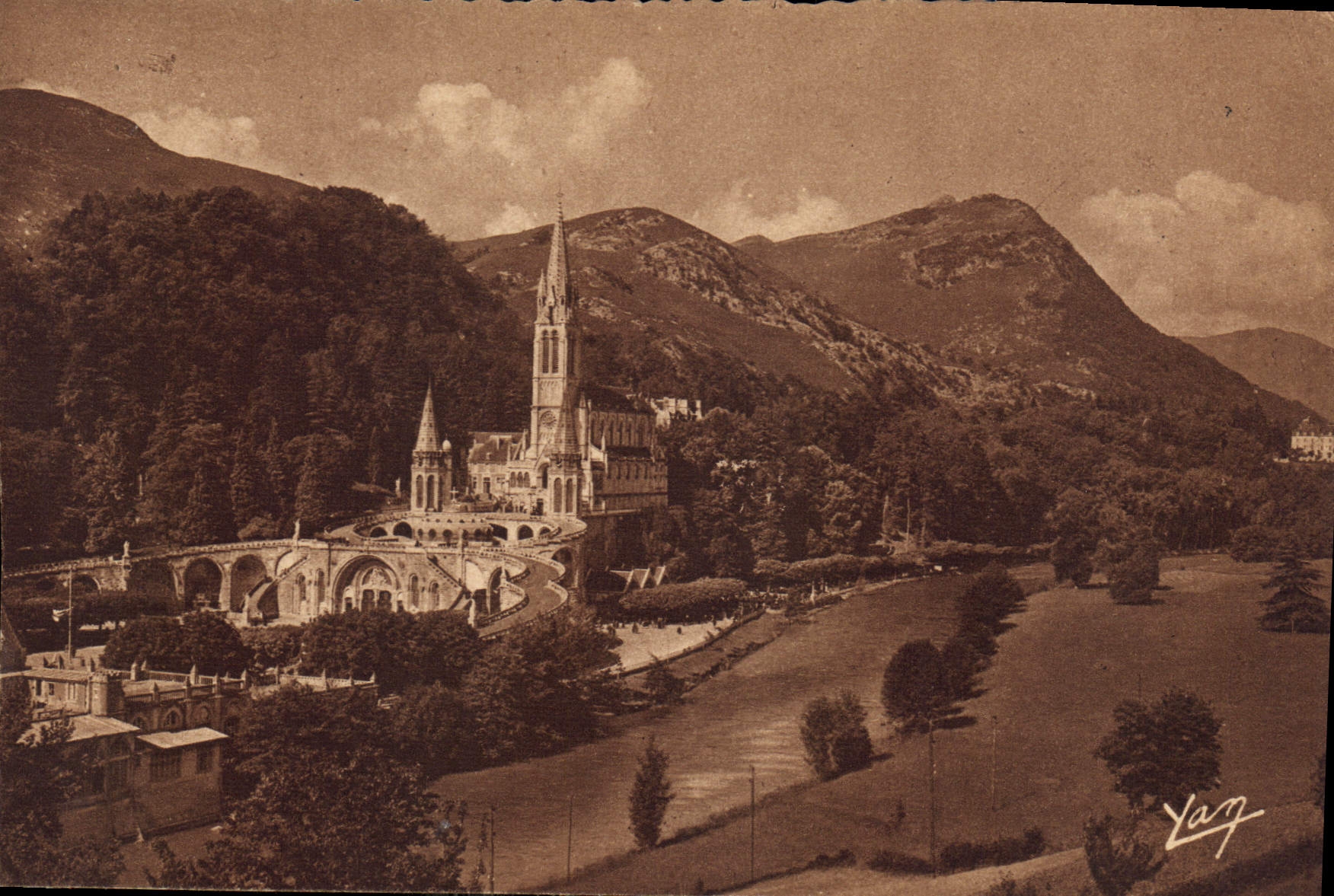 CPM Lourdes la Basilique et le Gave 