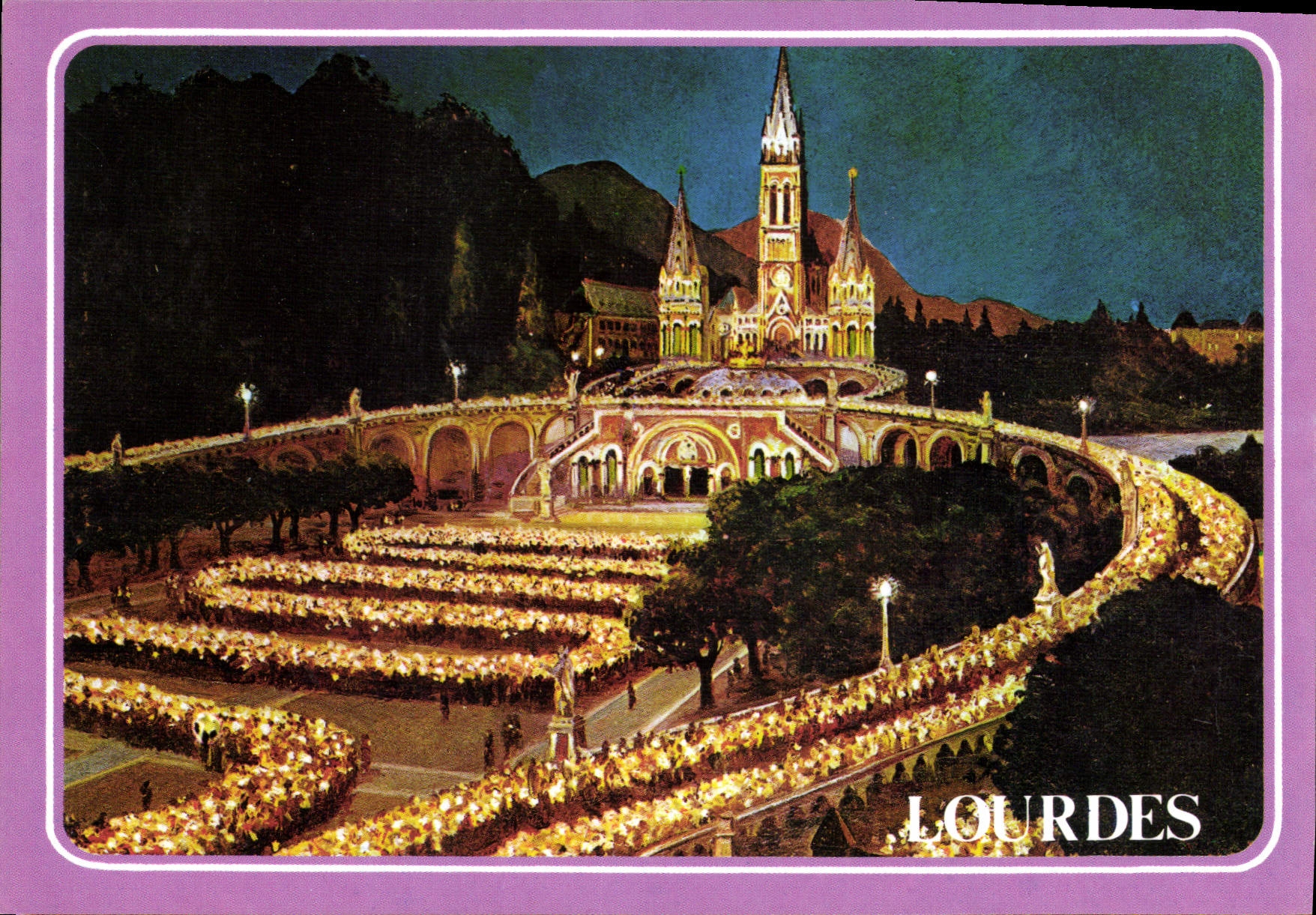 Lourdes — Basilique illuminée et procession aux flambeaux — Éd. Doucet & Fils, n° F 256