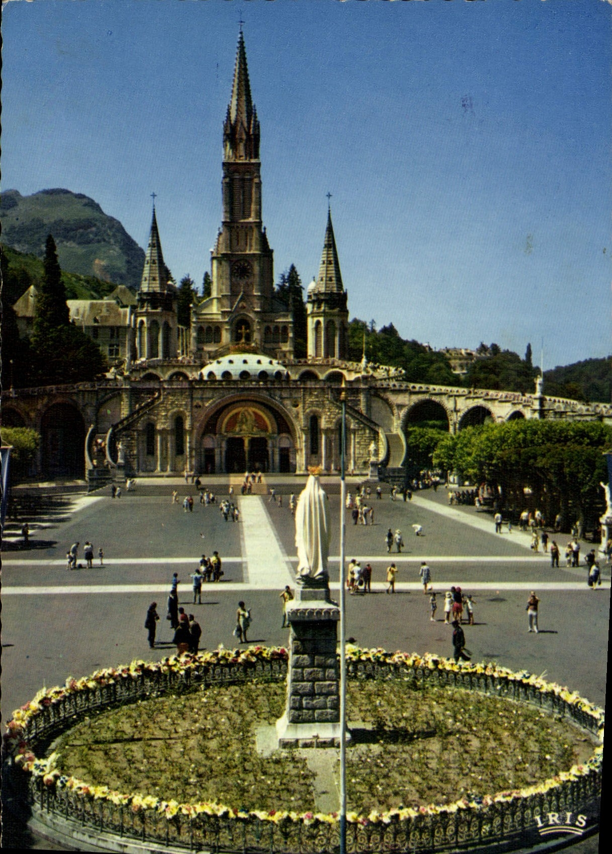 CPM Lourdes La Basilique et la Vierge Couronnee 