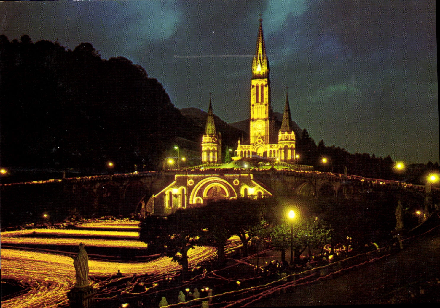 CPM Lourdes Hautes Pyrenees la Basilique illuminee et la Procession aux Flambeaux 