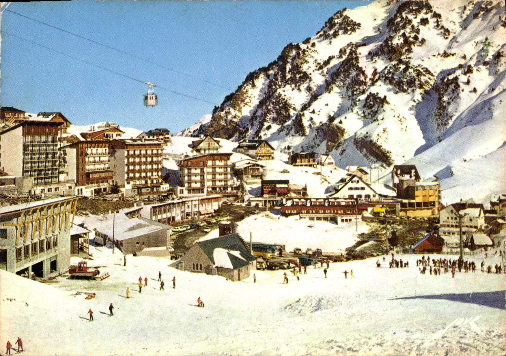 La Mongie-Tourmalet — Le centre commercial et le téléphérique du Taoulet — Édition IOVE
