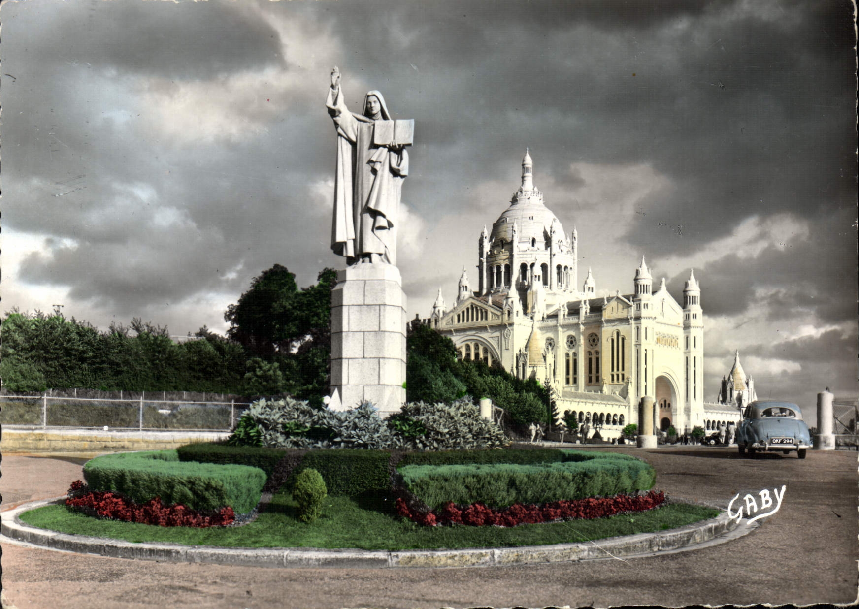 Lisieux (Calvados) — Statue de Sainte-Thérèse et la Basilique — Gaby
