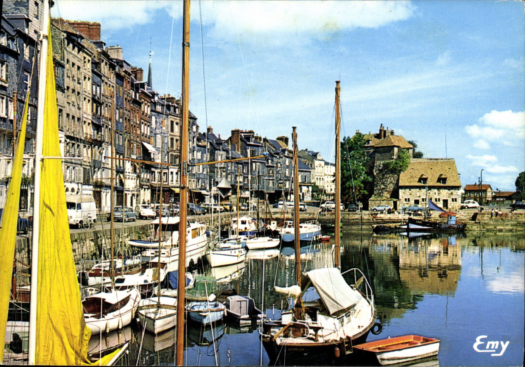 CPM Honfleur Calvados le vieux bassin le quai Sainte Catherine et la Lieutenance Bateau de peche