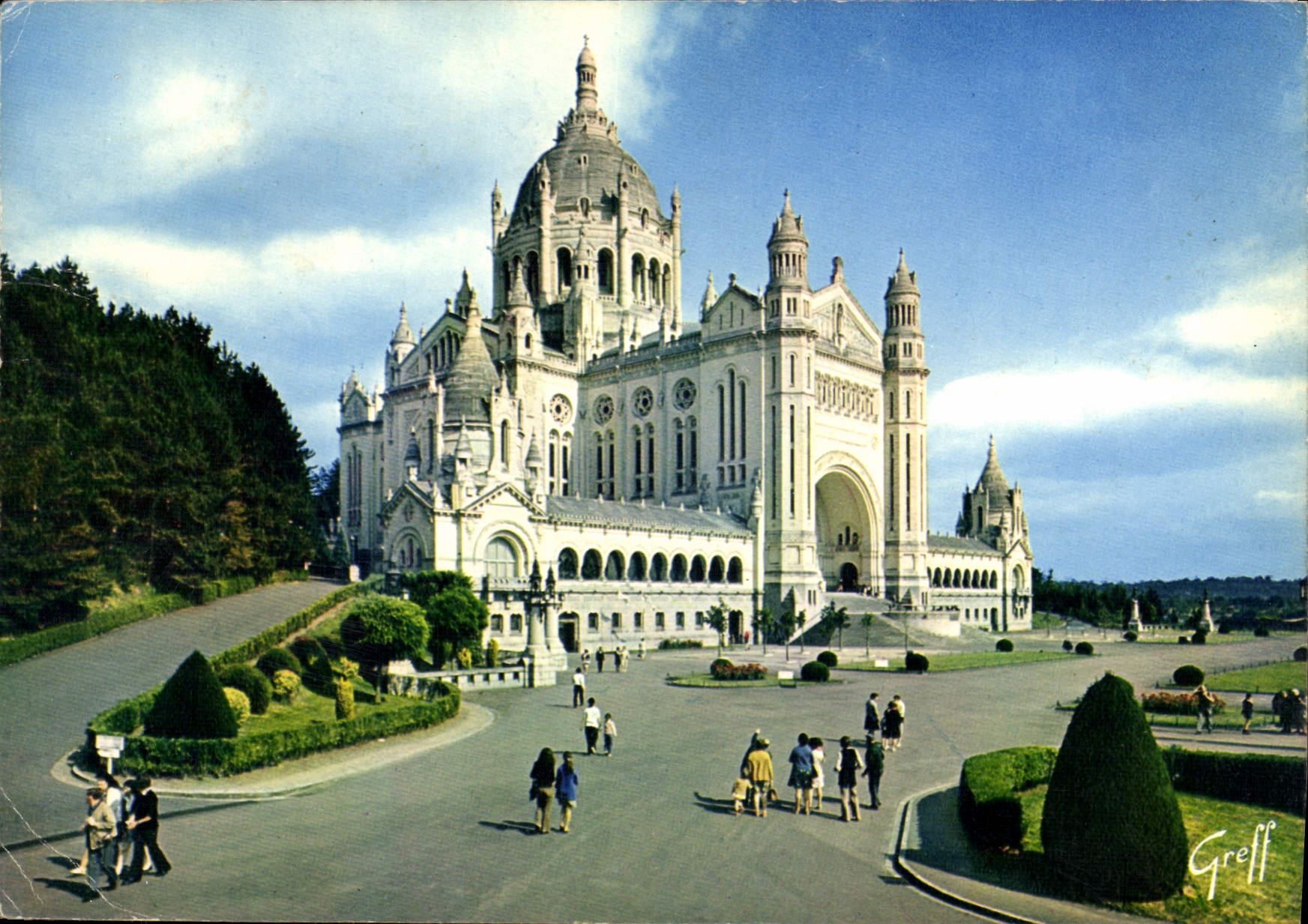 CPM Lisieux Calvados Basilique de Sainte Therese