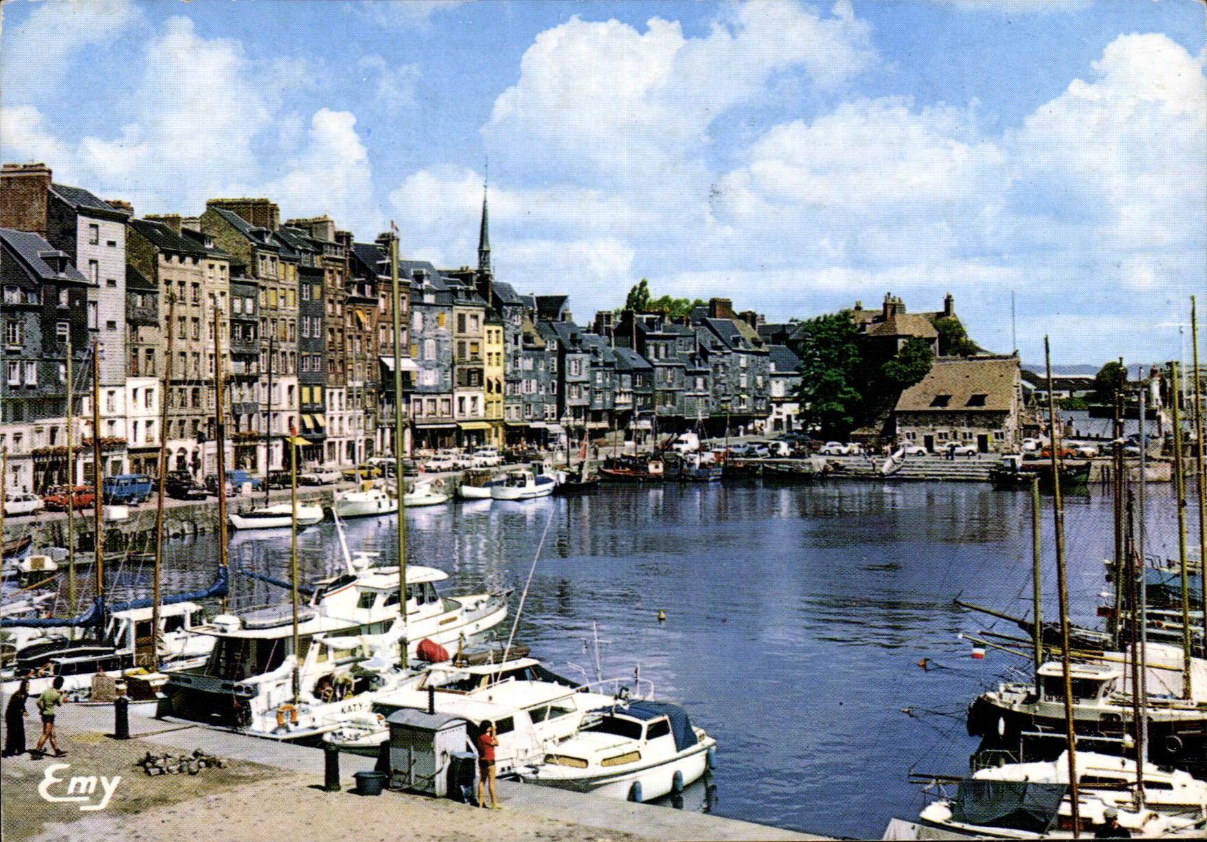 Honfleur — Ansicht des alten Hafens und typischen Fassaden des Quais Sainte-Catherine — Emy