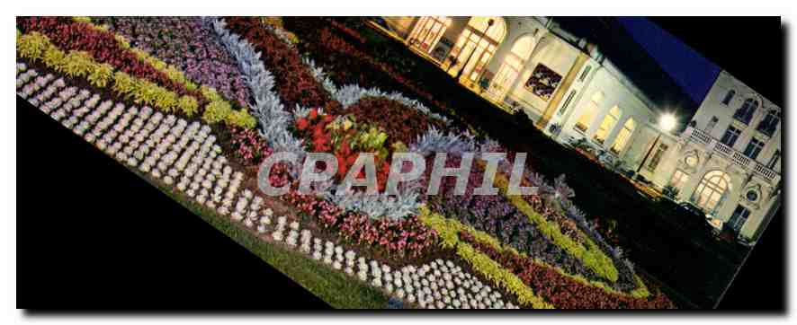 CPM Cabourg Calvados la Plage des Fleurs le Casino et les Jardins illumines 