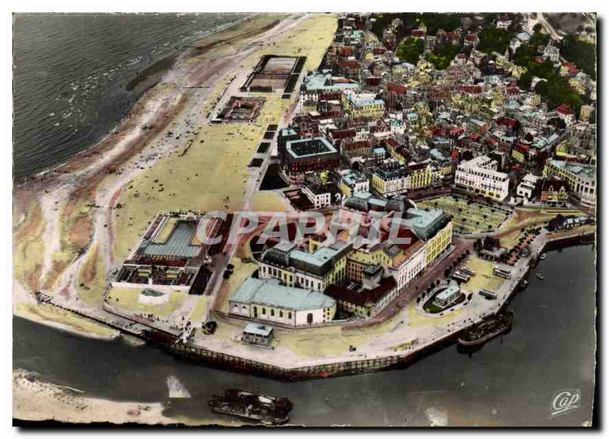 CPM Trouville la Reine des Plages Vue d'ensemble prise par avion le Casino la Plage et la Piscine 
