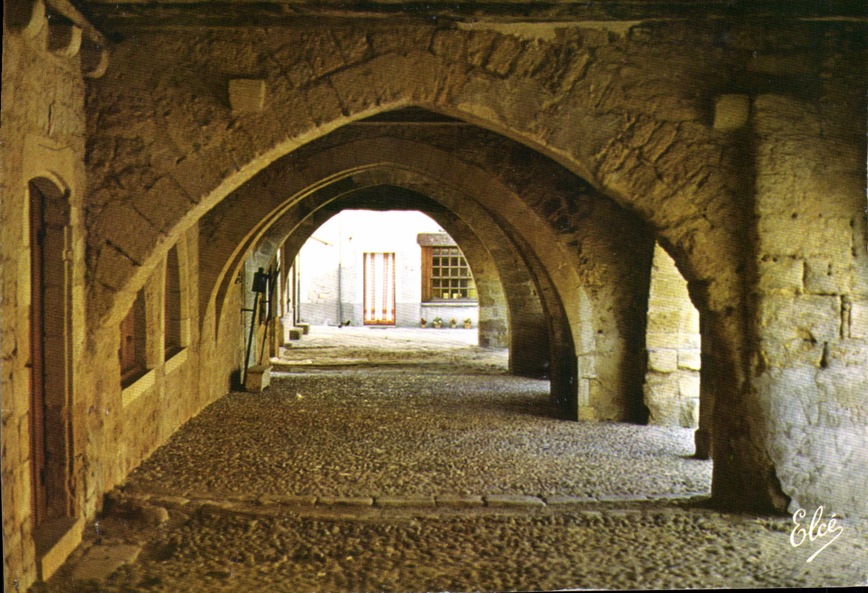 Saint Macaire — couverts du XVᵉ siècle, art gothique, aux arcades s'appuyant sur des colonnes — Éditeur Elcé - Recto