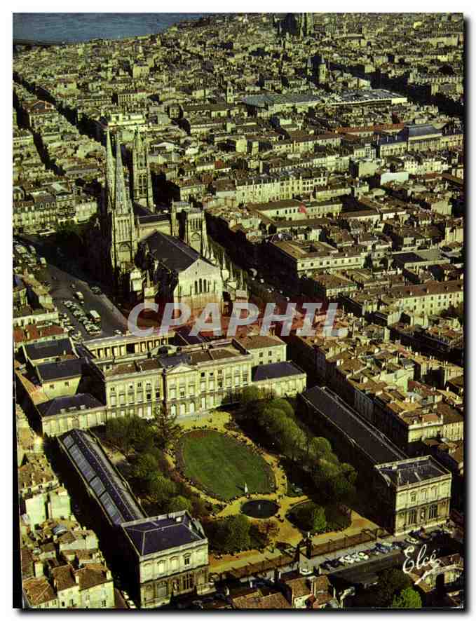 CPM Bordeaux Gironde le Jardin de la Maiie le Palais Rohan la Cathedrale Saint Andre au fond la Garo