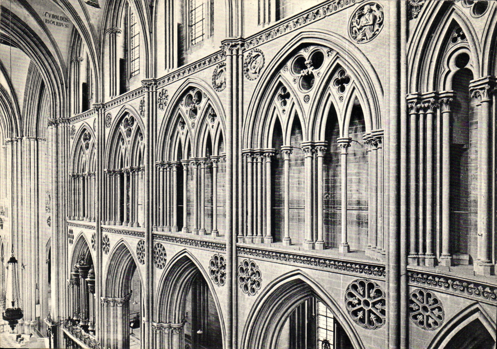 Bayeux — Cathédrale Notre-Dame — Vue sur le Triforium (1230-1240)