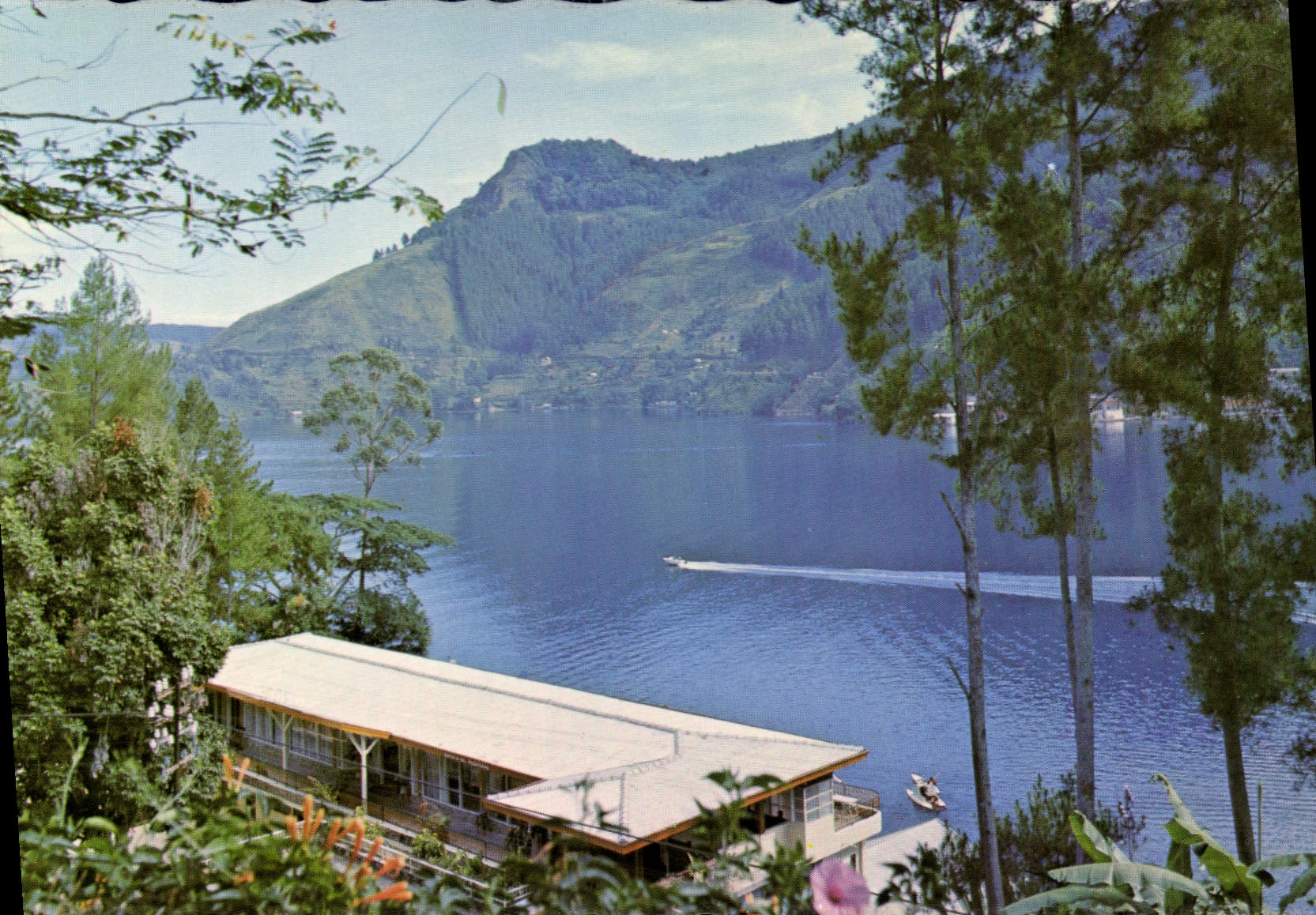 Lac d'Annecy — vue panoramique avec bâtiment et bateau — éditeur non visible - Anverso