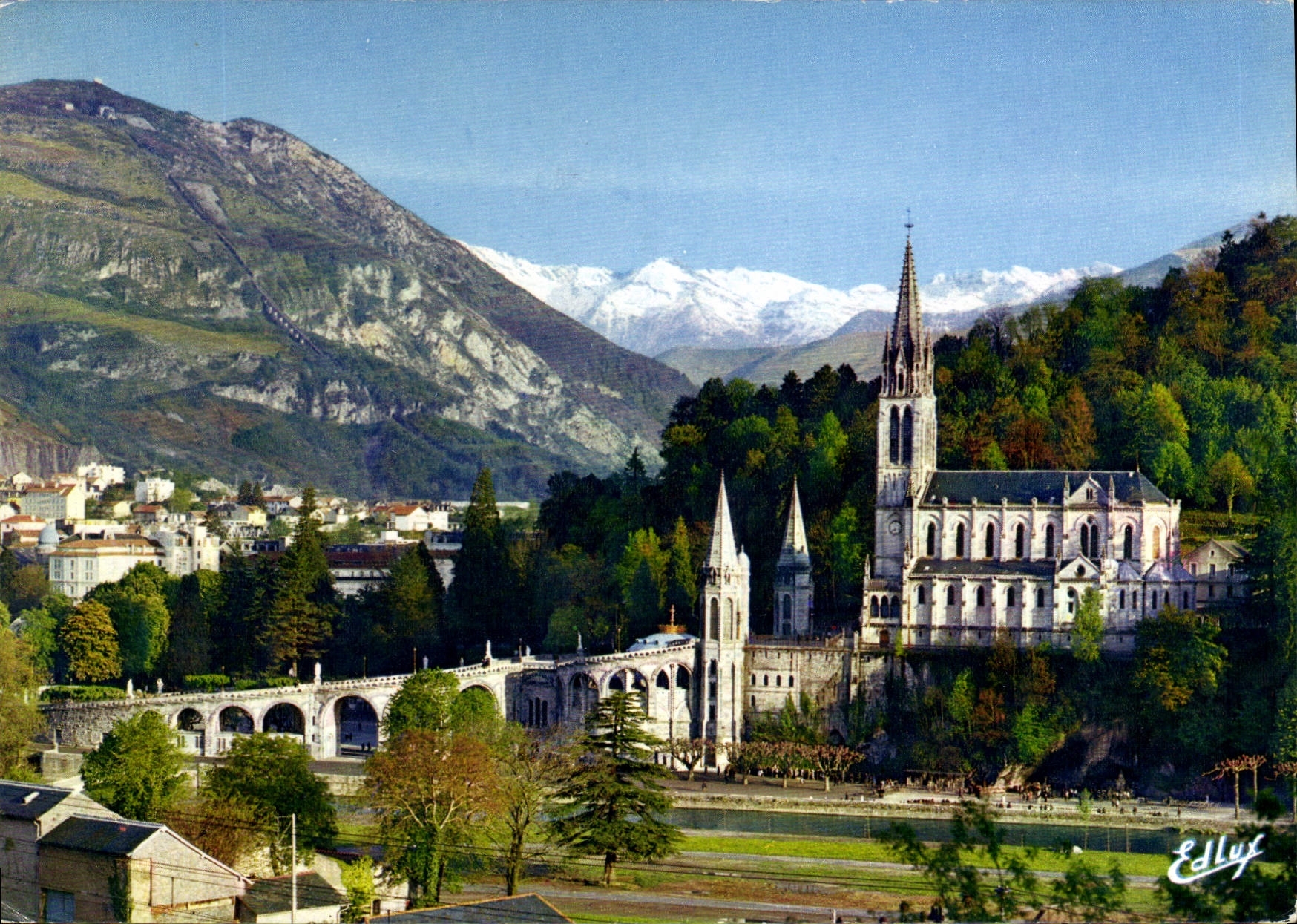 CPM Lourdes La Basilique et la Pic du Jer 