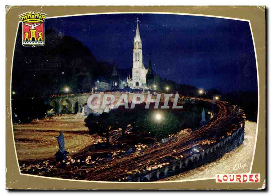 CPM Lourdes  La Basilique illuminee et la Procession aux flambeaux 