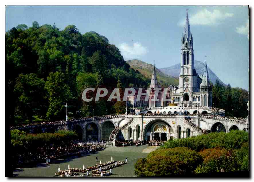 CPM Lourdes  Les Malades Assistant au Chemin de Croix 
