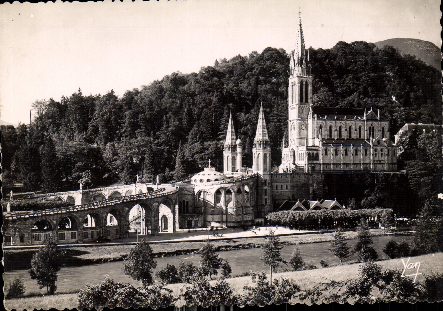 CPM Lourdes  La Basilique et le Calvaire 