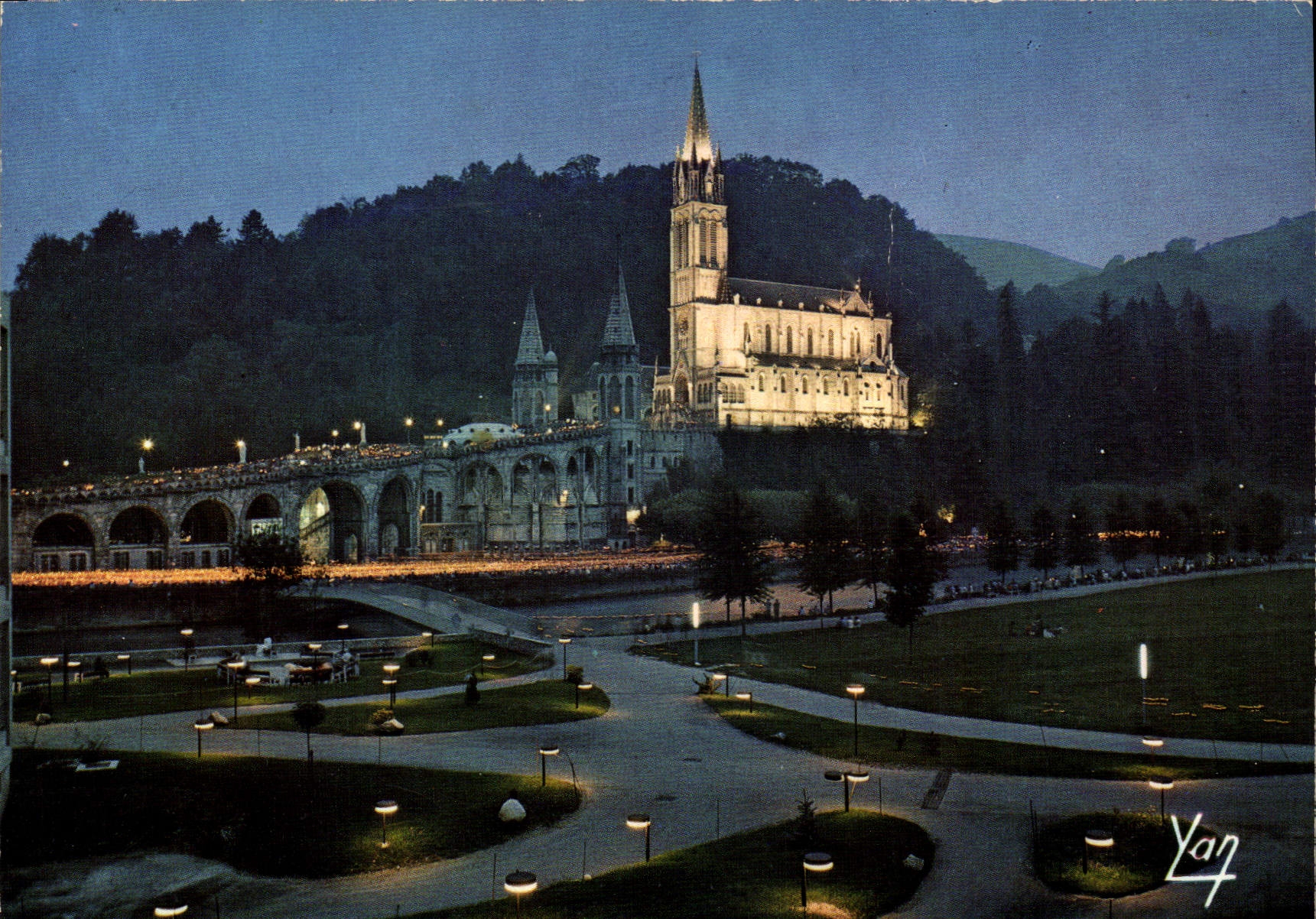 CPM Lourdes La Basilique illuminee pendant la procession aux flambeaux 