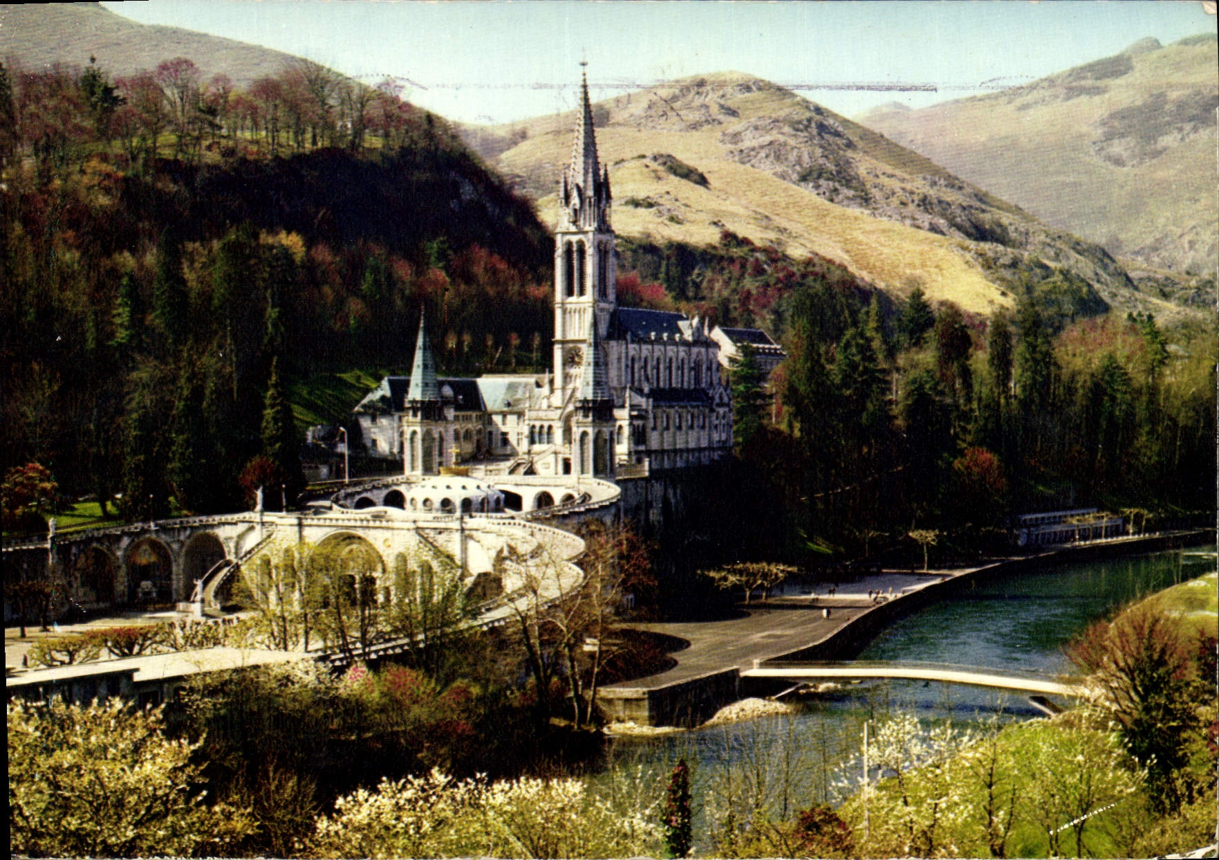 CPM Lourdes La Basilique le Gave et un des deux nouveaux ponts inaugures 