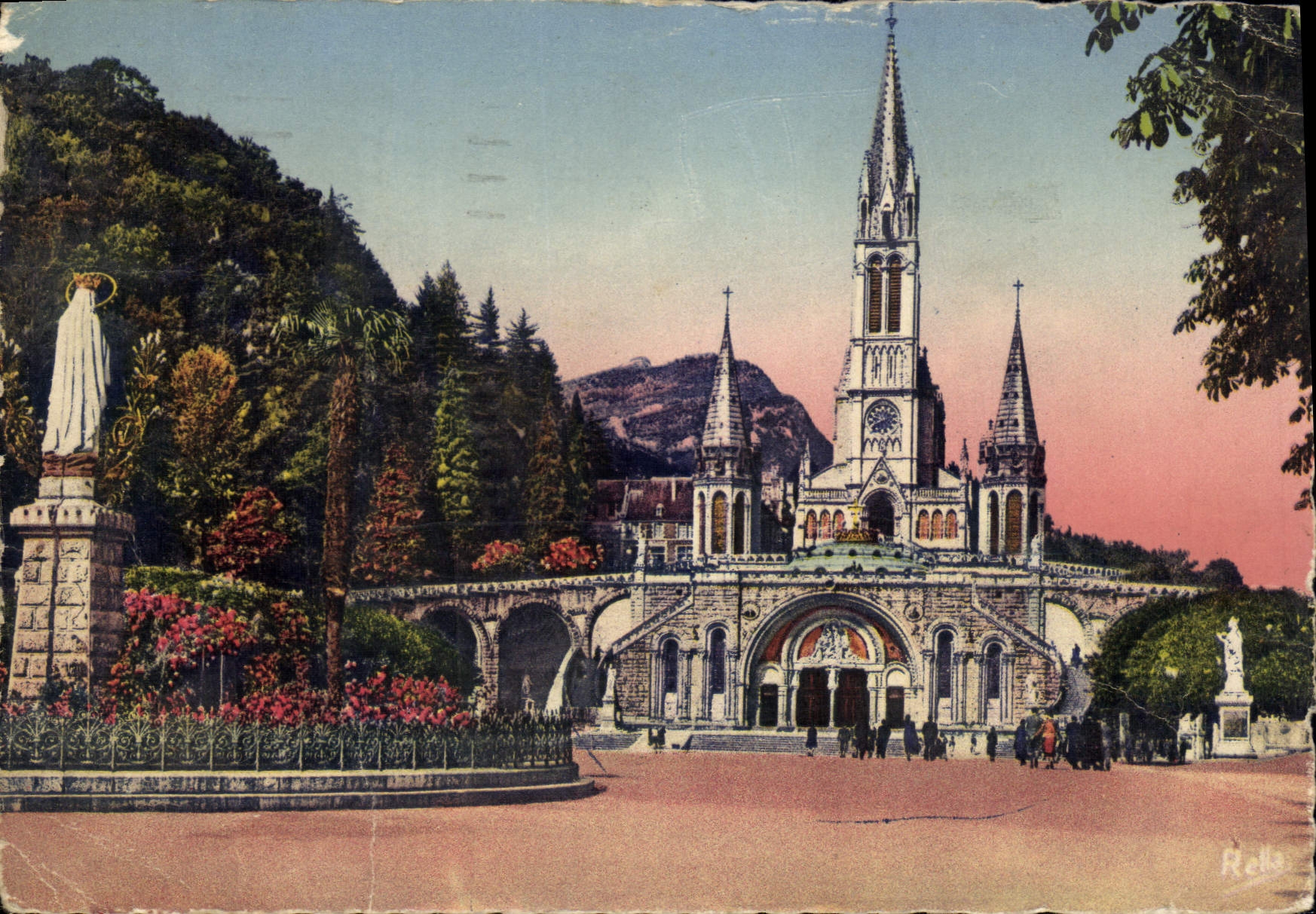 CPM Lourdes La Basilique et la Vierge Couronnee 