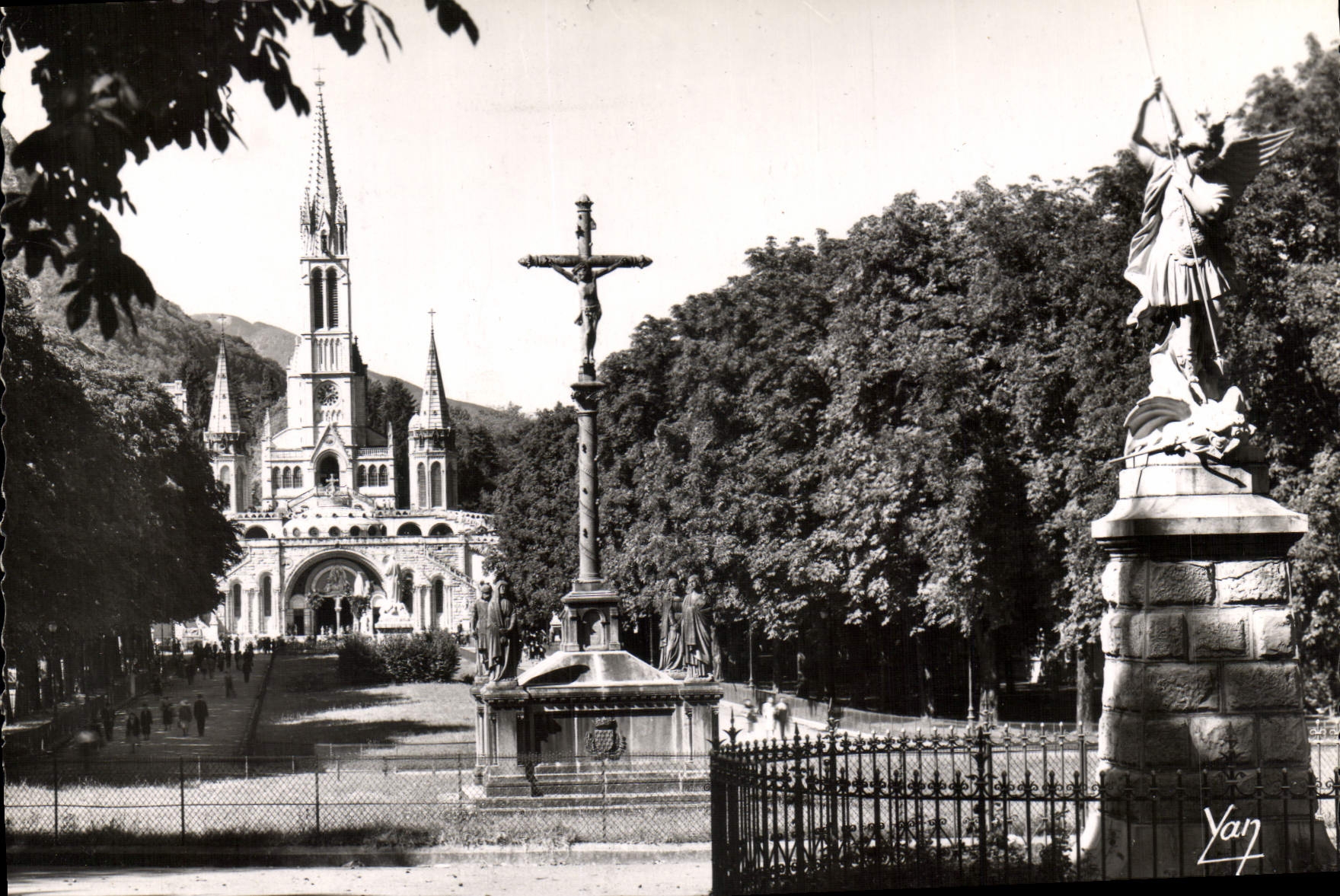 CPM Lourdes La Basilique et l'Esplanade 