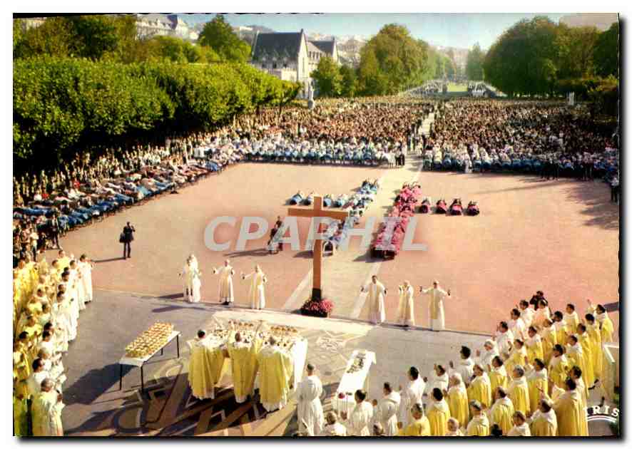 CPM Lourdes Les Malades Assistant au Chemin de Croix et a la Messe sur le Parvis du Rosaire 