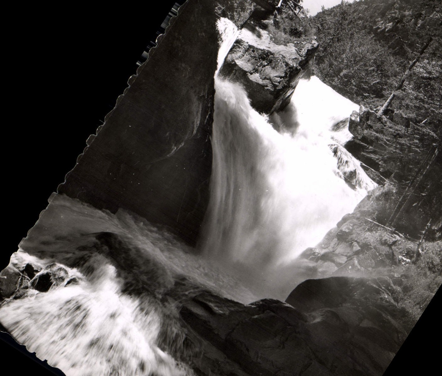 Cascade de Cerlisey — Environ de Cauterets (Htes-Pyrénées) — Les Éditions d'Art, Paris