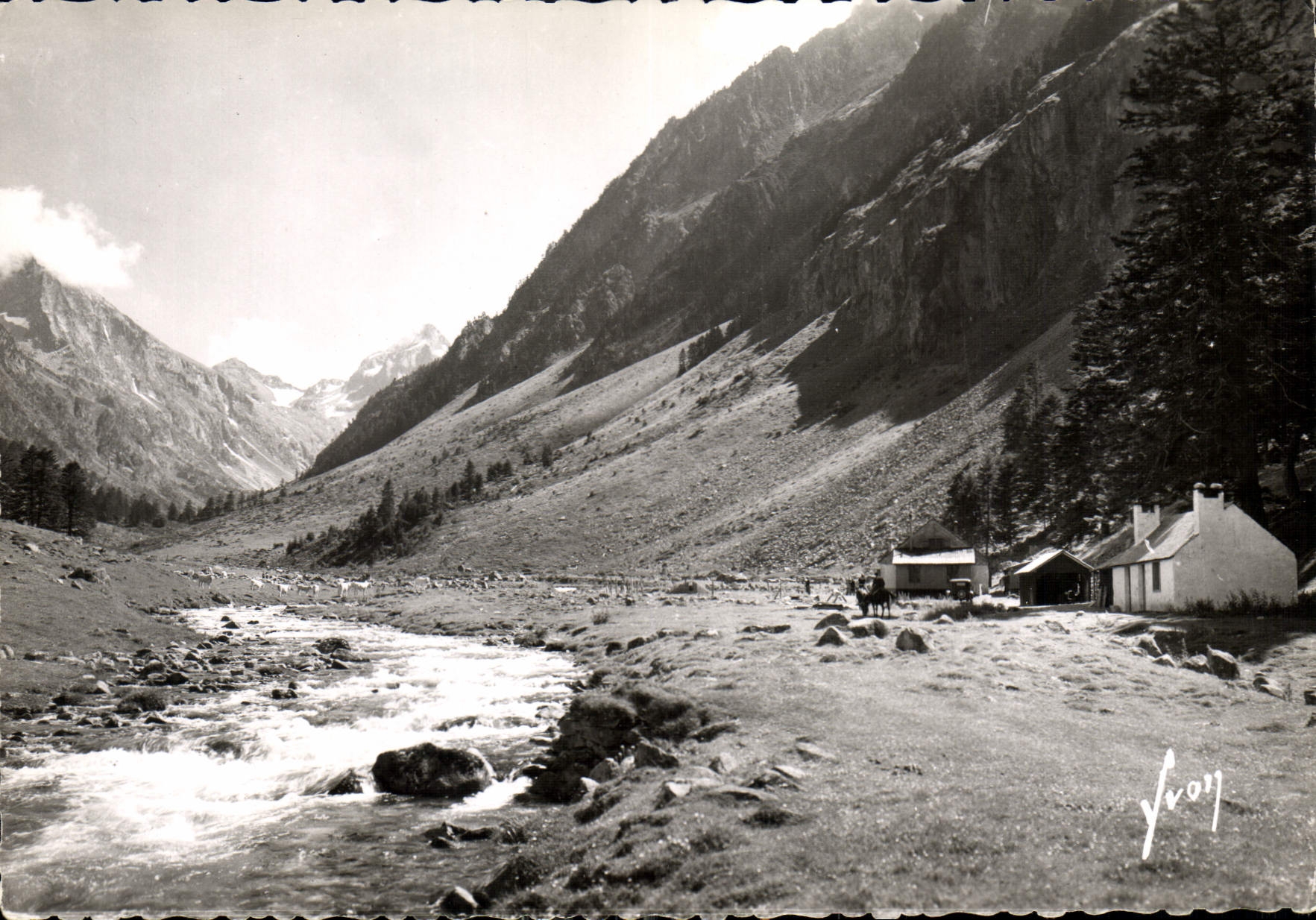 CPM Env de Cauterets Hautes Pyrenees Vallee de Lutour Hotellerie de la Fruitiere 