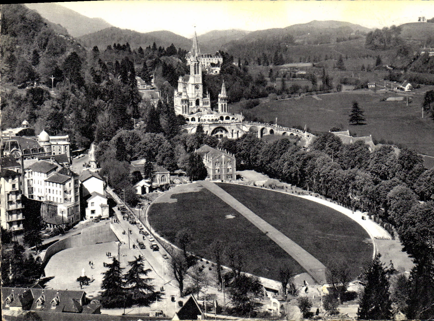 CPM Lourdes Hautes Pyrenees La Bailique et l'Eglise Saint Pie X 