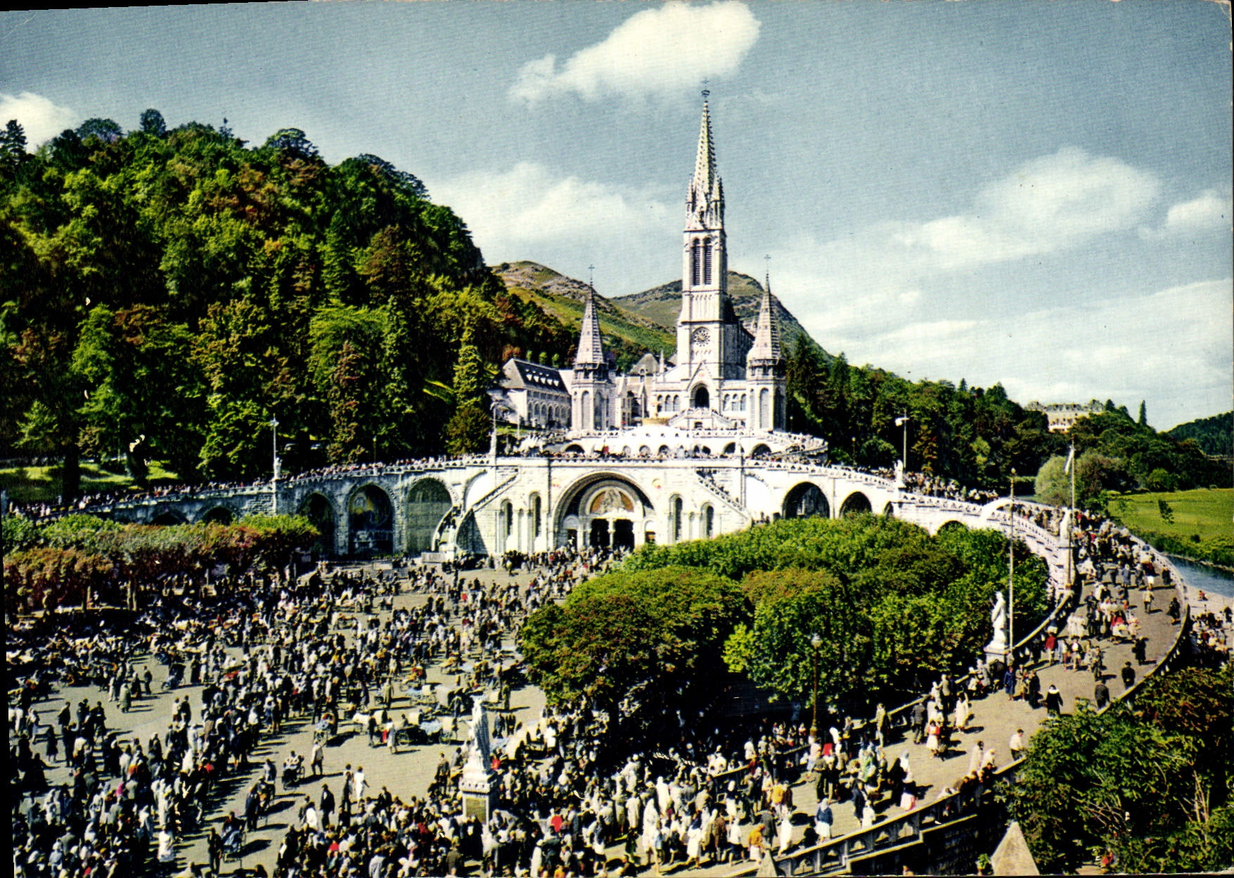 CPM Lourdes La Basilique et l'Esplanade 