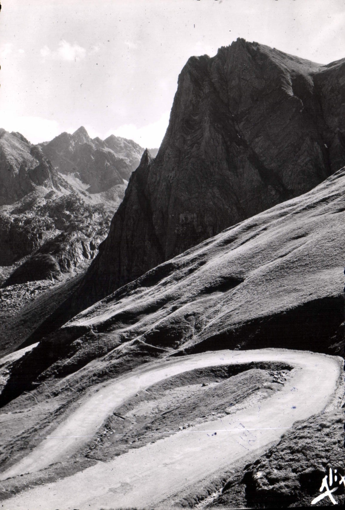 Route du Tourmalet — La Boucle, au fond le Pic d'Espade — Éditions ALIX, Bagneres-de-Bigorre