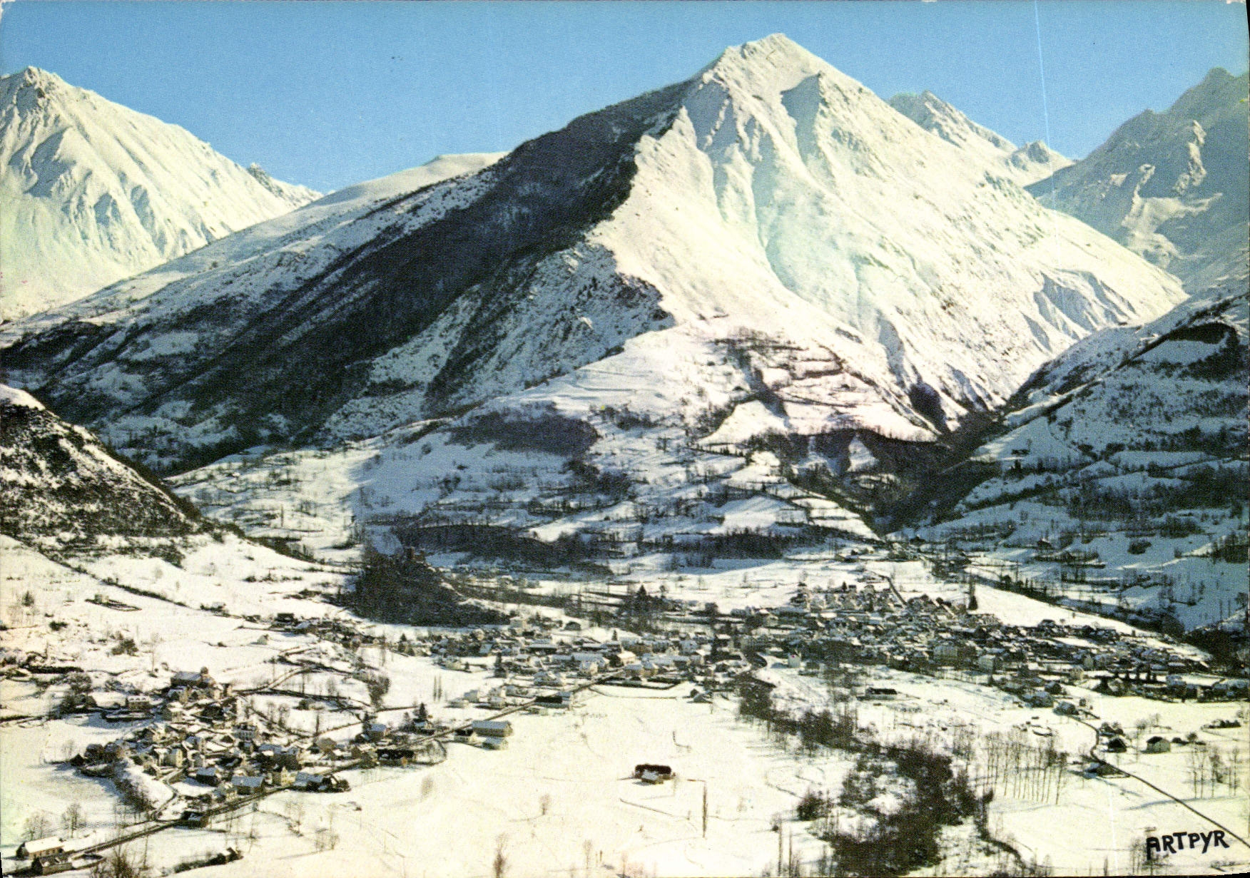 Luz-Saint-Sauveur — Vue générale et Pic de Montaigu — Photo d'ARTPYR