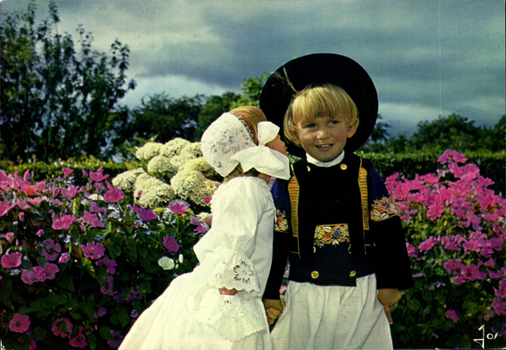 CPM Sourire de Bretagne Couple d'Enfants en Costume de Cornouaille 