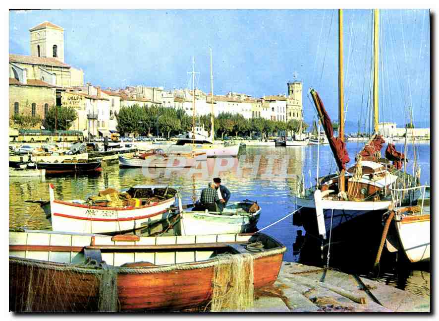 CPM La Ciotat Un coin du port Vue sur l'Hotel de Ville et l'Eglise Bateaux de peche