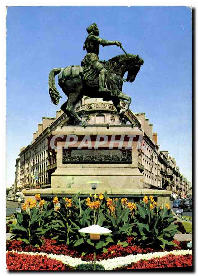 CPM Orleans Loiret Place du Martroi Statue de Jeanne d'Arc par Fayotier 